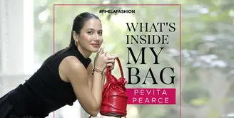Yuk intip isi tas Pevita Pearce. Apa saja barang yang wajib dibawa setiap harinya?
