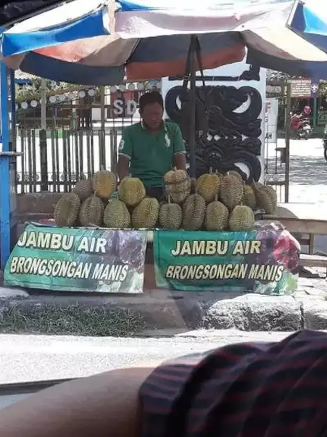 6 Tulisan Promosi Orang Jualan Buah Ini Bikin Pembeli Salah Fokus