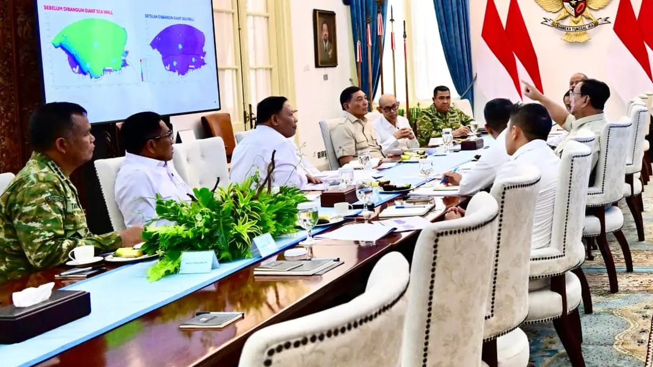 Presiden Prabowo memimpin ratas pematangan rencana pembangunan tanggul laut raksasa (giant sea wall) yang diharapkan mampu melindungi kawasan pesisir utara Jawa.