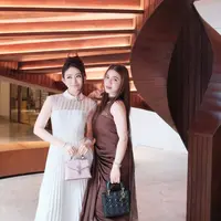 Keduanya tampil anggun dengan gaya yang kontras namun tetap serasi, memperlihatkan chemistry khas sahabat dekat yang selalu kompak di berbagai kesempatan. [@felicyangelista_].