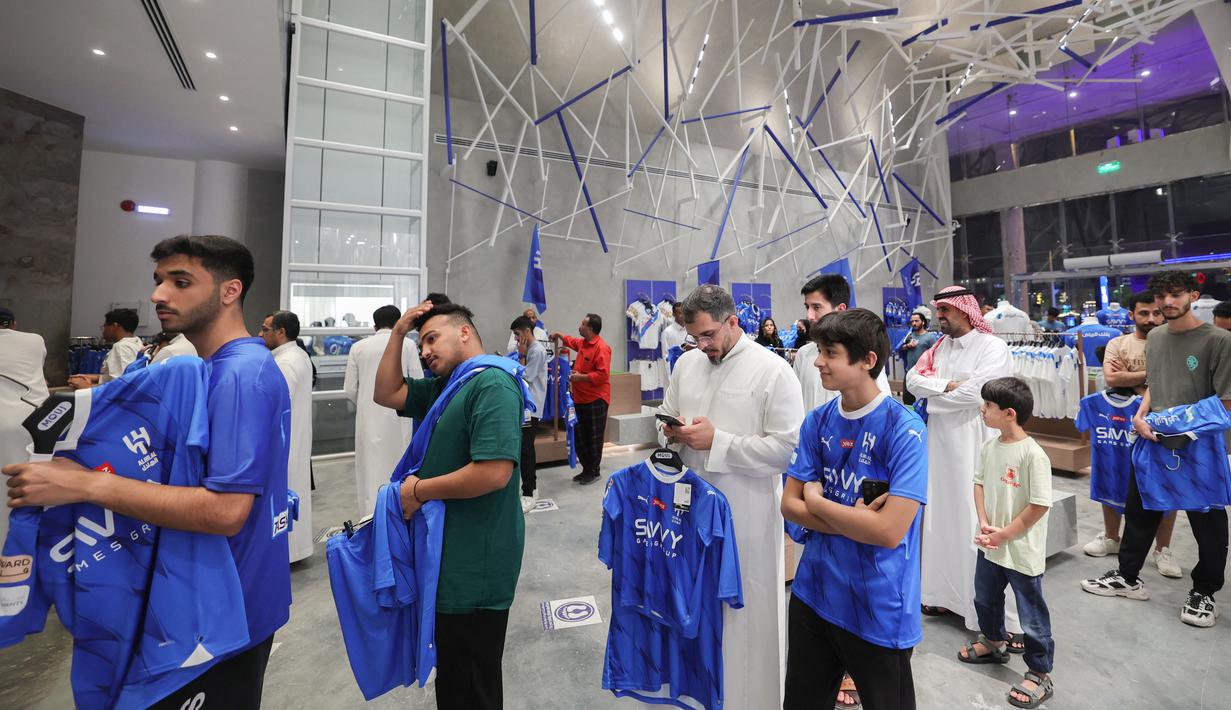 Fans mengantri saat memburu jersey Al Hilal bertuliskan nama Neymar di toko resmi klub di Riyadh, Selasa (15/8/2023). (Photo by Fayez Nureldine / AFP)