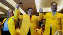 Priyo Budi Santoso, Agung Laksono dan Agus Gumiwang mengangkat tangan saat Munas ke-IX Partai Golkar, Jakarta, Sabtu (6/12/2014). (Liputan6.com/Andrian M Tunay)