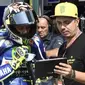 Pembalap Movistar Yamaha, Valentino Rossi bersama sahabatnya, Alessio Salucci atau Uccio (Foto: Doc  Movistar Yamaha)