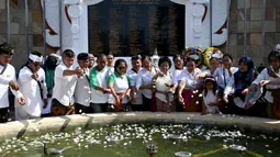 Peringatan 22 tahun peristiwa kelam Bom Bali diisi dengan tabur bunga di monumen Bom Bali 2002. (SONNY TUMBELAKA/AFP)