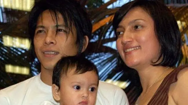 6 Foto Jadul Sarah Amalia Saat Asuh Alleia Kecil Bersama Ariel Noah