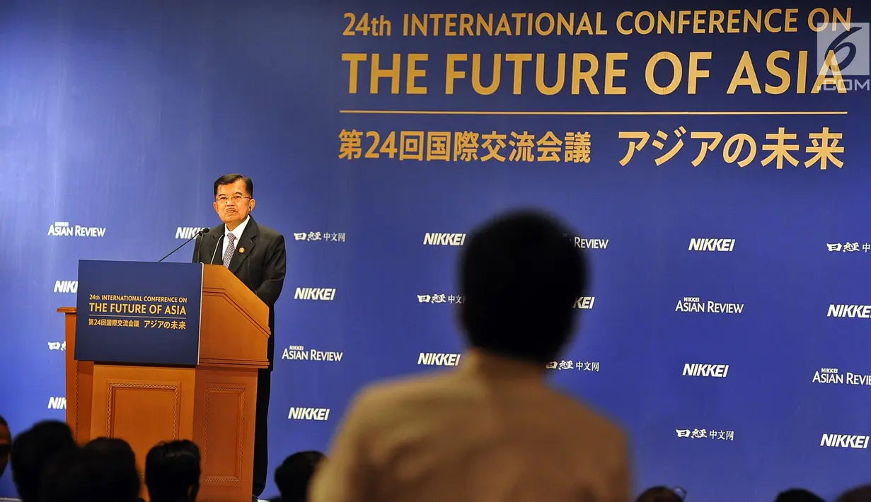 Wapres RI Jusuf Kalla mendengar audiensi saat Konferensi Internasional ke-24 Tentang Masa Depan Asia, Tokyo, Jepang, Selasa (12/6). Konferensi dihadiri para pemimpin, pembuat kebijakan, para ahli dan pelaku usaha di Asia. (Liputan6.com/HO/Media Wapres)