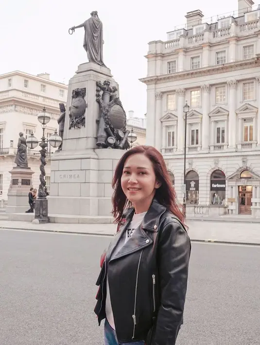 Potret pertama berpose dengan memegang tempat sampah. Sedangkan potret kedua, Maia pegang sapu bersama teman-temannya. Penampilan Maia pun mencuri perhatian warganet. [Instagram/maiaestiantyreal]