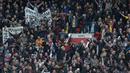 Meski kalah dari MU, suporter Aston Villa tetap bernyanyi pada laga Liga Inggris di Stadion Old Trafford, Manchester, Sabtu (16/4/2016). MU menang 1-0 atas Aston Villa. (AFP/Oli Scarff)