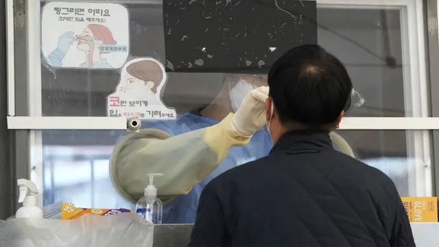 FOTO: Kasus Melonjak, Warga Korea Selatan Antre Uji COVID-19