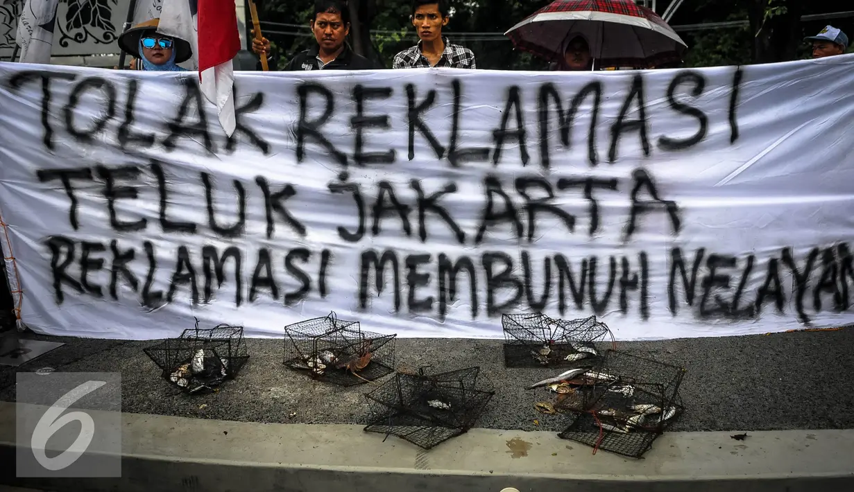 Para demonstran membentangkan spanduk saat menggelar aksi Tolak Reklamasi Teluk Jakarta di Depan Istana, Jakarta, Senin (19/9). Mereka menolak pelaksanaan reklamasi Teluk Jakarta meski pemerintah sepakat melanjutkannya. (Liputan6.com/Faizal Fanani)