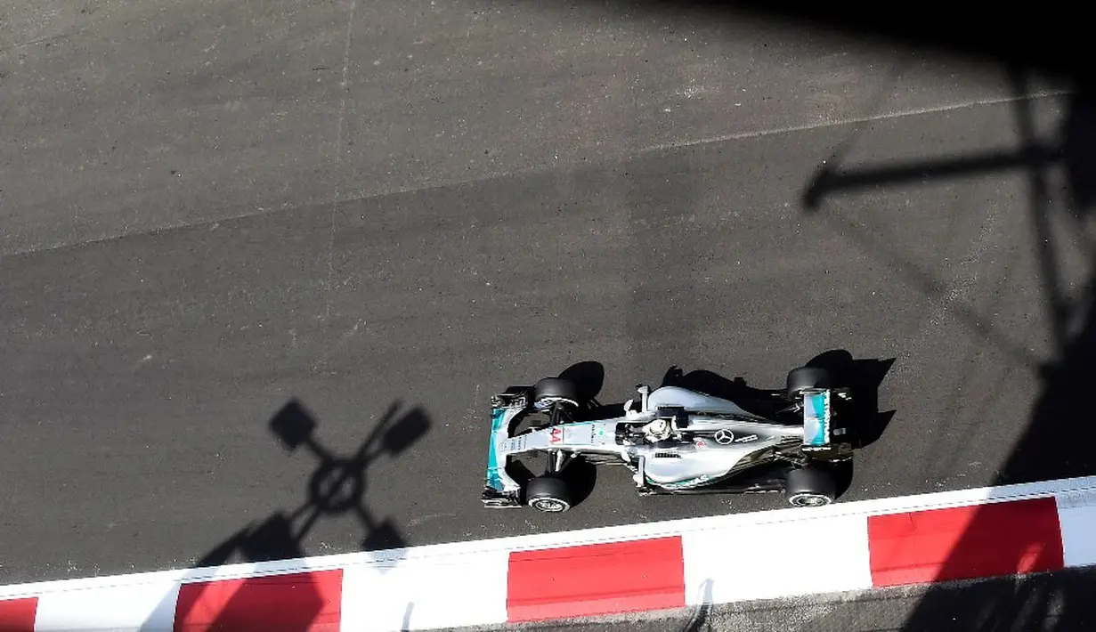 Kemenangan Lewis Hamilton pada F1 GP Meksiko di Sirkuit Autodromo Hermanos Rodriguez, Senin (31/10/2016) dini hari WIB ini berhasil memangkas gap dengan pemuncak klasemen, Nico Rosberg, menjadi 19 poin. (AFP/Alfredo Estrella)
