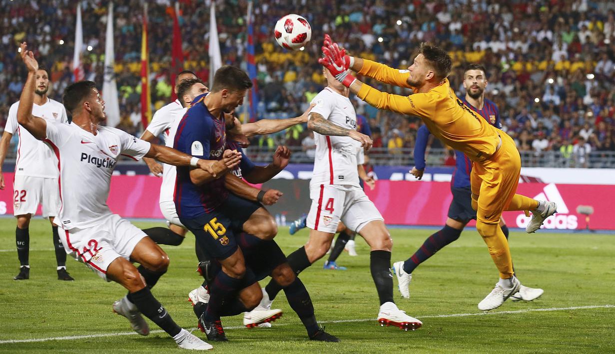 Kiper Sevilla, Tomas Vaclik, menghalau bola saat pertandingan melawan Barcelona pada laga Piala Super Spanyol di Stadion Ibn Batouta, Tangiers, Minggu (12/8/2018). Barcelona menang 2-1 atas Sevilla. (AP/Mosa'ab Elshamy)