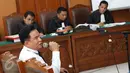 Saksi ahli hukum tata negara Yusril Ihza Mahendra menyampaikan keterangan dalam kasus penyebaran ujaran kebencian yang dilakukan oleh Zamran dan Rizal di Pengadilan Negeri (PN) Jakarta Selatan, Senin (15/5). (Liputan6.com/Immanuel Antonius)