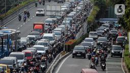 Selama bulan Ramadhan tahun ini, pihak kepolisian memprediksi waktu terjadinya kemacetan di Jakarta akan bergeser lebih awal. (Liputan6.com/Johan Tallo)