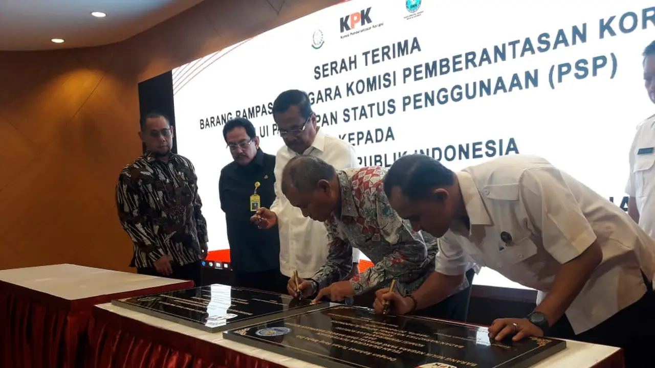 KPK menghibahkan aset rampasan dari terpida kasus korupsi senilai Rp 110 miliar untuk Kejagung dan BNN. (Liputan6.com/Fachrur Rozie)