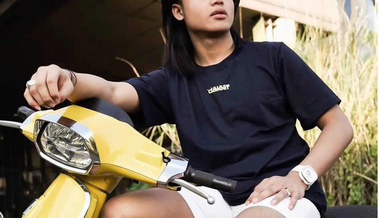 Layaknya pria kebanyakan, Restu juga suka dengan vespa. Ia memiliki vespa berwarna kuning. (Foto: Instagram/@restuvht)