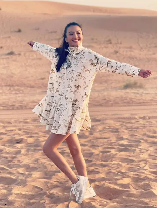 Kerap melakukan perjalanan ke berbagai negara di dunia, Raline Shah yang kerap menghadiri berbagai acara internasional baik itu film maupun acara amal ini pernah menikmati serunya bermain ke padang gurun. Gurun yang ia kunjungi ini bernama Gurun Sonoran yang berada di Amerika Utara.(Liputan6.com/IG/ralineshah)