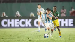Pemain Timnas Argentina U-17, Claudio Echeverri berhasil melewati seorang pemain Timnas Mali U-17 pada laga perebutan tempat ketiga Piala Dunia U-17 2023 di Stadion Manahan, Solo, Jumat (1/12/2023). (Bola.com/Bagaskara Lazuardi)