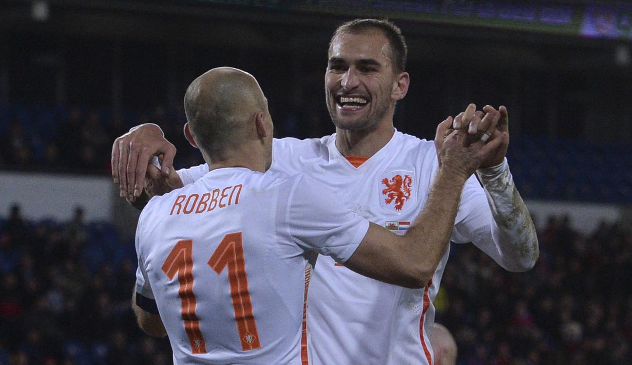 Bas Dost. Striker Belanda berusia 33 tahun yang baru saja direkrut FC Utrecht dari Club Brugge dengan status bebas transfer ini pernah memperkuat Heerenveen selama 2 musim mulai 2010/2011 hingga 2011/2012. Bersama Heerenveen ia mampu meraih gelar top skor Liga Belanda pada musim 2011/2012 dengan mencetak 32 gol. Dalam dua musim bersama Heerenveen, ia total tampil dalam 73 laga di semua ajang dengan torehan 52 gol dan 10 assist. Bersama Timnas Belanda ia total mengoleksi 18 caps dengan torehan 1 gol daan 3 assist dan telah memutuskan pensiun pada tahun 2017. (AFP/Oli Scarff)