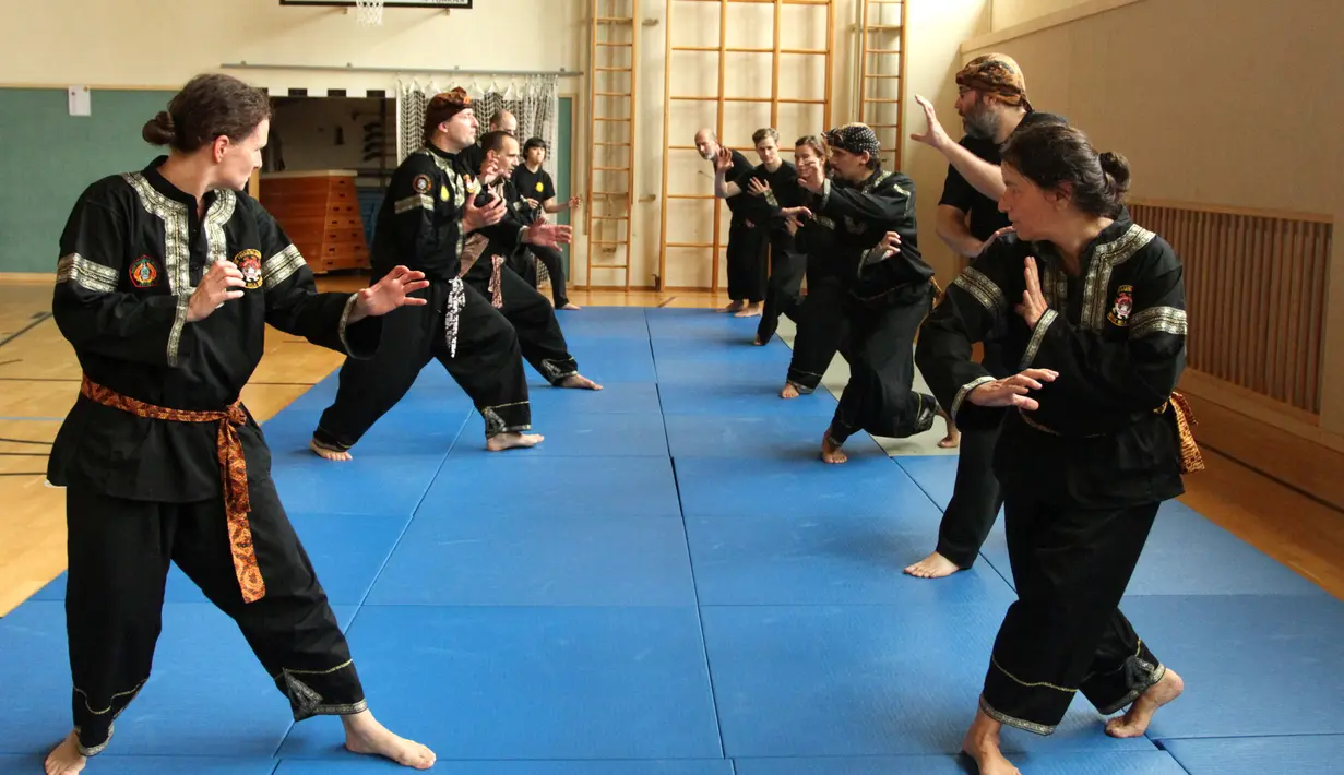 Seluruh murid sekolah pencak silat Anak Harimau tengah menjalani sesi pemanasan. (Bola.com/Reza Khomaini)
