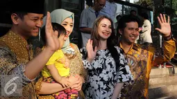 Arumi Bachsin (kedua kanan) dan suaminya Emil Elistianto Dardak (kanan) berpose di depan kantor KPK saat akan menyerahkan Laporan Harta Kekayaan Penyelenggara Negara (LHKPN) ke KPK, Jakarta, Senin (3/8/2015). (Liputan6.com/Helmi Afandi)