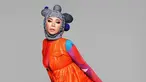 Lewat unggahan fotonya di Instagram, Melly Goeslaw baru-baru ini gemar berpenampilan nyentrik. Seolah pelantun lagu Ketika Cinta Bertasbih itu ingin menggeluti dunia fashion. (Liputan6.com/IG/@melly_goeslaw).
