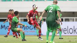 Aksi pemain Persiba Balikpapan, Masahito Noto (tengah) mencoba keluar dari kepngan pemain PS TNI pada Lanjutan Liga 1 2017 di Stadion Pakansari, Bogor, Jumat (5/5/2017). PS TNI dan Persiba bermain imbang 1-1.  (Bola.com/Nicklas Hanoatubun)