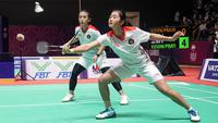 Pebulu tangkis ganda putri Indonesia, Febriana Dwipuji Kusuma/Amalia Cahaya Pratiwi bertanding melawan pebulu tangkis ganda putri Thailand, Jongklophan Kititharakul/Rawinda Prajongjai pada final bulu tangkis beregu putri SEA Games 2023 di Badminton Hall Morodok Techo National Stadium, Phnom Penh, Kamboja, Kamis (11/05/2023). (Bola.com/Abdul Aziz)