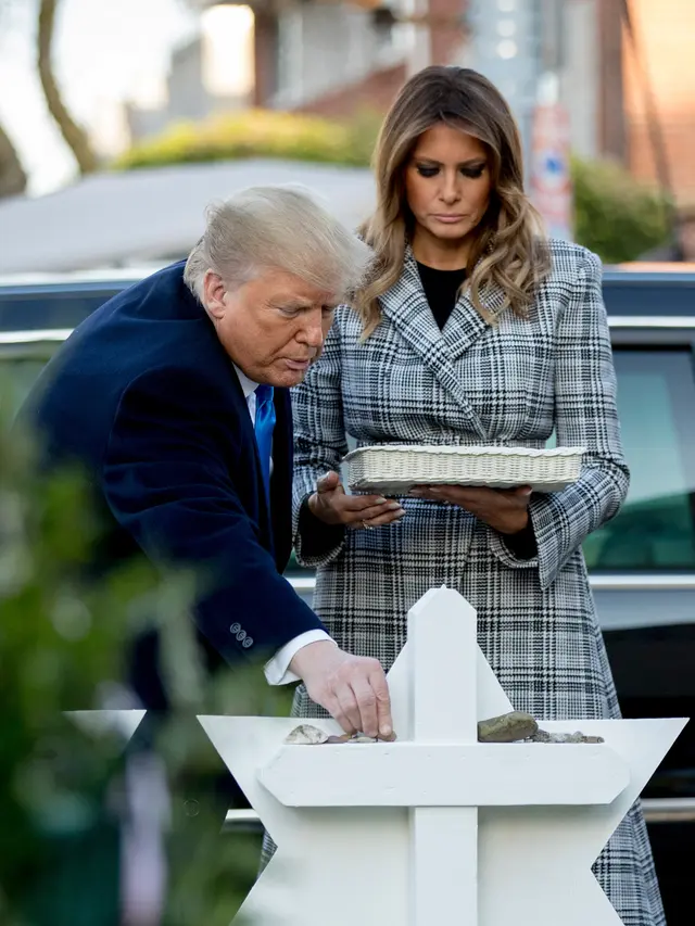 Donald Trump Letakkan Batu Gedung Putih di Lokasi Penembakan Maut Sinagog