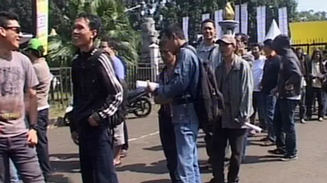 Jelang Konser Metallica, Fans Mengular di GBK