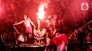 Suporter menyalakan suar jelang berakhirnya laga Timnas Indonesia U-19 melawan Vietnam U-19 pada kualifikasi grup A Piala AFF U-19 2022 di Stadion Patriot Candrabhaga, Bekasi, Jawa Barat, Sabtu (2/7/2022). Selama menyaksikan laga, para suporter terus meneriakkan yel-yel dukungan untuk Timnas Indonesia U-19. (Liputan6.com/Helmi Fithriansyah)