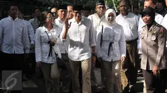 Calon Wakil Gubernur (Cawagub) DKI Jakarta, Sandiaga Uno bersama istri dan anaknya berjalan menuju lokasi untuk menggunakan hak pilihya dalam Pilkada Putaran kedua di TPS 01, Kebayoran Baru, Jakarta, Rabu (19/4). (Liputan6.com/Helmi Afandi)