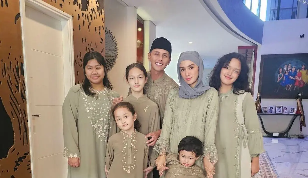 Andhika Pratama dan Ussy Sulistiawaty juga kompak mengenakan baju Lebaran bernuansa hijau. Bersama kelima anaknya, Andhika dan Ussy memilih nuansa hijau yang kompak dan serasi satu sama lain. Foto: Instagram.