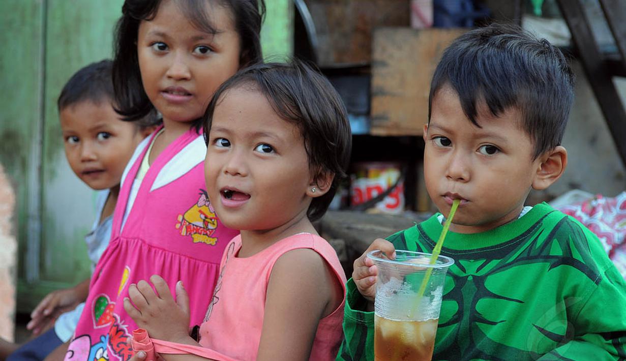 Sejumlah anak-anak kecil yang tinggal di pinggiran rel kereta kawasan Jakarta Barat tengah bermain, Jumat (20/06/14). (Liputan6.com/Faisal R Syam