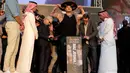 Petinju kelas berat Andy Ruiz Jr berpose saat timbang badan resmi di Riyadh, Arab Saudi, Jumat (6/12/2019). Andy Ruiz Jr merebut sabuk juara tinju kelas berat WBA, WBO, dan IBF usai mengalahkan Anthony Joshua pada 2 Juni 2019. (AP Photo/Hassan Ammar)