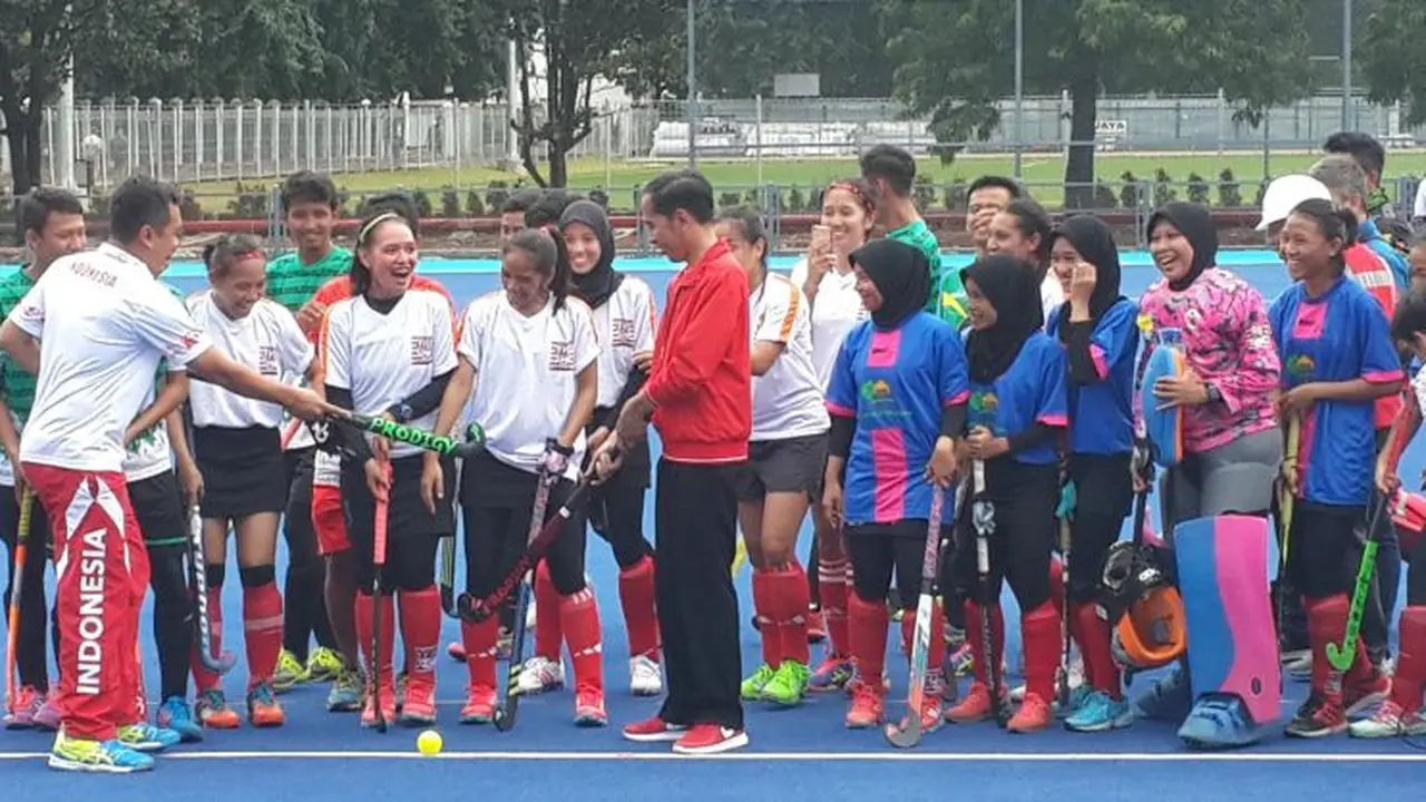 Presiden Jokowi menjajal lapangan hoki di kawasan Gelora Bung Karno (GBK) dengan memukulkan tongkat ke bola, Sabtu (2/12/2017). (Achmad/Liputan6.com)