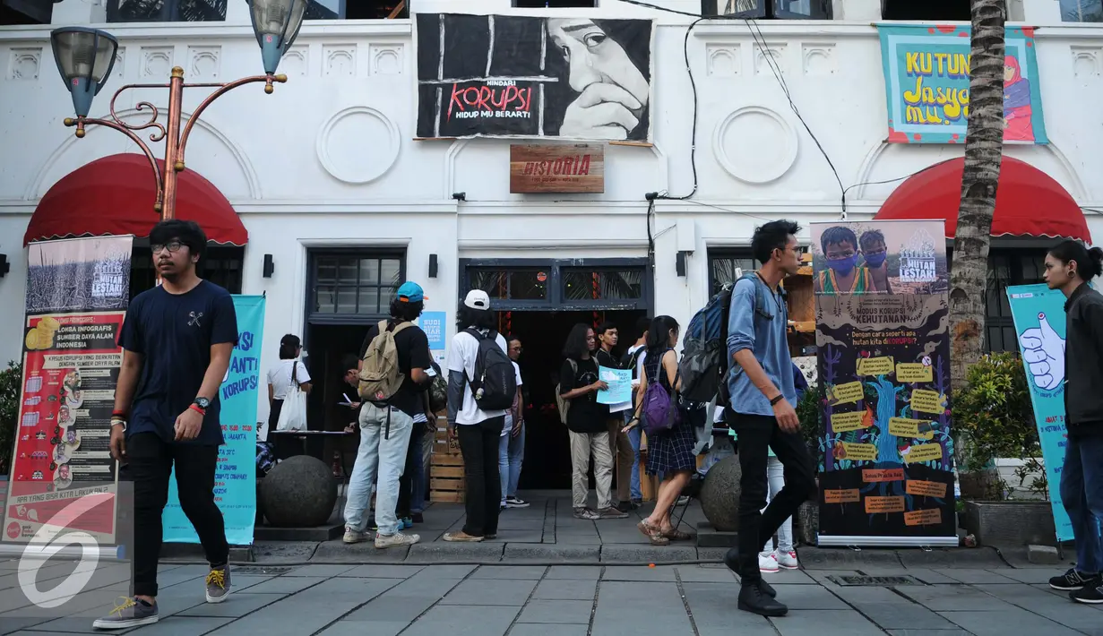 Suasana Pameran Peringatan Hari Anti Korupsi di Kota Tua, Jakarta, Jum’at (9/12). ). ICW memperingati Hari Anti Korupsi Dunia yang jatuh pada 9 Desember dengan Pameran instalasi anti korupsi, diskusi dan konser musik. (Liputan6.com/Gempur M Surya)