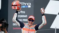 Pembalap Tim Repsol Honda Marc Marquez merayakan kemenangan pada gelaran MotoGP di Sirkuit Sachsenring, Jerman, Minggu (12/7/2015). Pembalap muda ini tak terbendung pada balapan kali ini. (AFP PHOTO/Robert Michael)