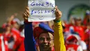 Salah satu suporter Kosta Rika merayakan kemenangan Los Ticos atas Italia 1-0 dengan membentangkan tulisan "Selamat Tinggal Inggris" di Stadion Pernambuco, Recife, Brasil, (20/6/2014).(REUTERS/Brian Snyder)