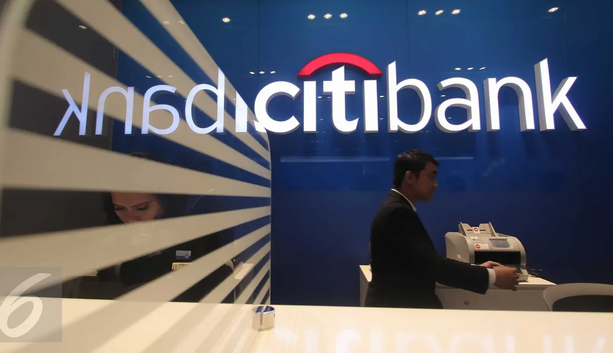 Seorang karyawan Citi Bank bersiap melayani nasabahnya di cabang Citi Bank Pantai Indah Kapuk, Jakarta, Jumat (30/10/2015). Citi Bank membuat salah satu terobosan baru yang bernama Citi Smart Branch. (Liputan6.com/Angga Yuniar)