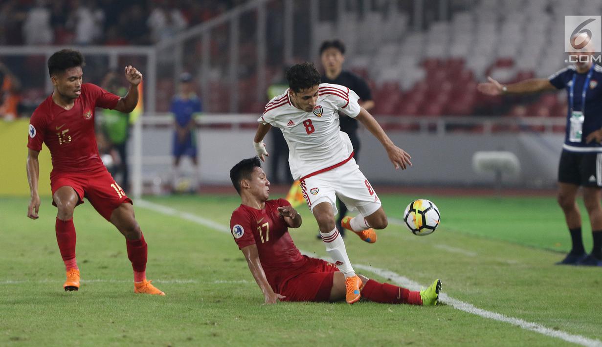 Pemain Timnas Indonesia U-19, Syahrian Abimanyu (kedua kiri) menahan serangan pemain UEA U-19 pada penyisihan Grup A Piala AFC U-19 2018 di Stadion GBK, Jakarta, Rabu (24/10). Babak pertama, Indonesia unggul 1-0. (Liputan6.com/Helmi Fithriansyah)