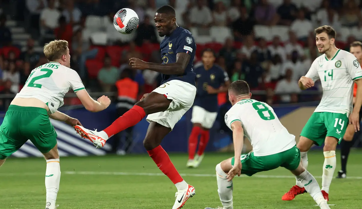 Striker Timnas Prancis, Marcus Thuram (tengah) menyundul bola di tengah para pemain Republik Irlandia pada laga Grup B Kualifikasi Euro 2024 di Parc des Princes Stadium, Paris, Jumat (8/9/2023) dini hari WIB. (AFP/Franck Fife)
