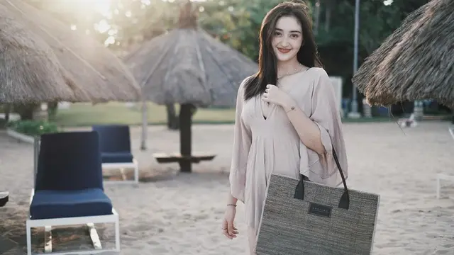 Potret Menawan Ranty Maria di Tepi Pantai, Pakai Dress Mini Berwarna Beige