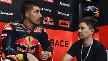 Maverick Vinales bersama sang pelatih yang juga juara dunia MotoGP tiga kali, Jorge Lorenzo. (X/MotoGP)