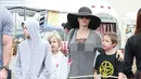 Tanpa menggunakan bra, Angelina Jolie terlihat tengah jalan-jalan bersama dengan anak-anaknya. (backgrid/hollywoodlife)