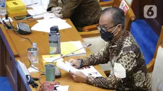 Menteri Perindustrian Agus Gumiwang Kartasasmita menyampaikan paparannya saat rapat kerja dengan Komisi VII DPR di Kompleks Parlemen, Senayan, Jakarta, Rabu (2/2/2022). Rapat membahas program Kemenperin tahun 2022 serta evaluasi kinerja Kemenperin tahun 2021. (Liputan6.com/Angga Yuniar)