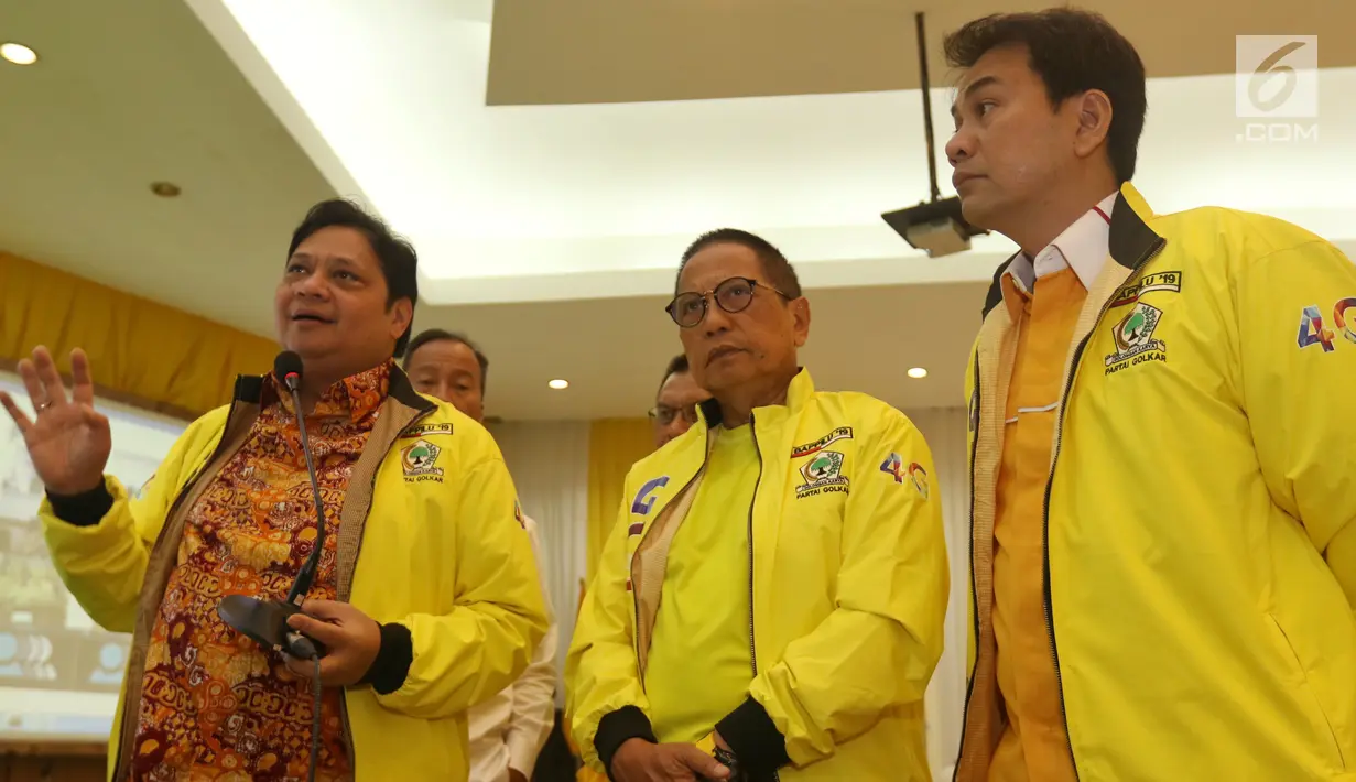Ketum Partai Golkar Airlangga Hartarto memberi sambutan saat melakukan pemantauan Aplikasi Android SaksiKu untuk Saksi Partai Golkar di TPS pada Pemilu 2019 di Kantor DPP Partai Golkar, Jakarta, Selasa (16/4). (Liputan6.com/Johan Tallo)