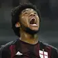 Striker AC Milan, Luiz Adriano, merayakan gol yang dicetaknya ke gawang Napoli pada laga Serie A di Stadion San Siro, Italia, Minggu (4/12/2016). (AFP/Olivier Morin)