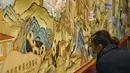 Pengunjung mengamati lukisan thangka bertema panda di Perpustakaan Provinsi Sichuan, Chengdu, Provinsi Sichuan, China, 11 Oktober 2020. Thangka adalah semacam lukisan di atas sutra bersulam dan biasanya menggambarkan makhluk suci Buddhis, peristiwa, atau mandala. (Xinhua/Wang Xi)