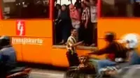 Bus Transjakarta mengalami pecah ban (Liputan 6 TV)